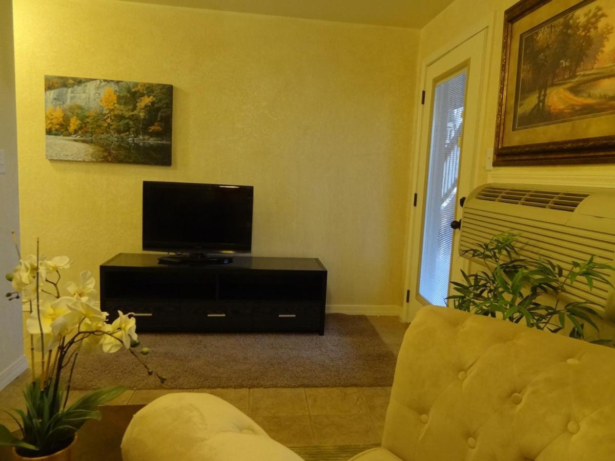 Poolside King Cabana With Full Kitchen, King Bed, Sleeper Sofa And Pool Access, Hotel Room Mount Ida Exterior foto