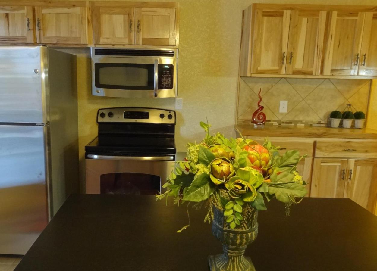 Poolside King Cabana With Full Kitchen, King Bed, Sleeper Sofa And Pool Access, Hotel Room Mount Ida Exterior foto