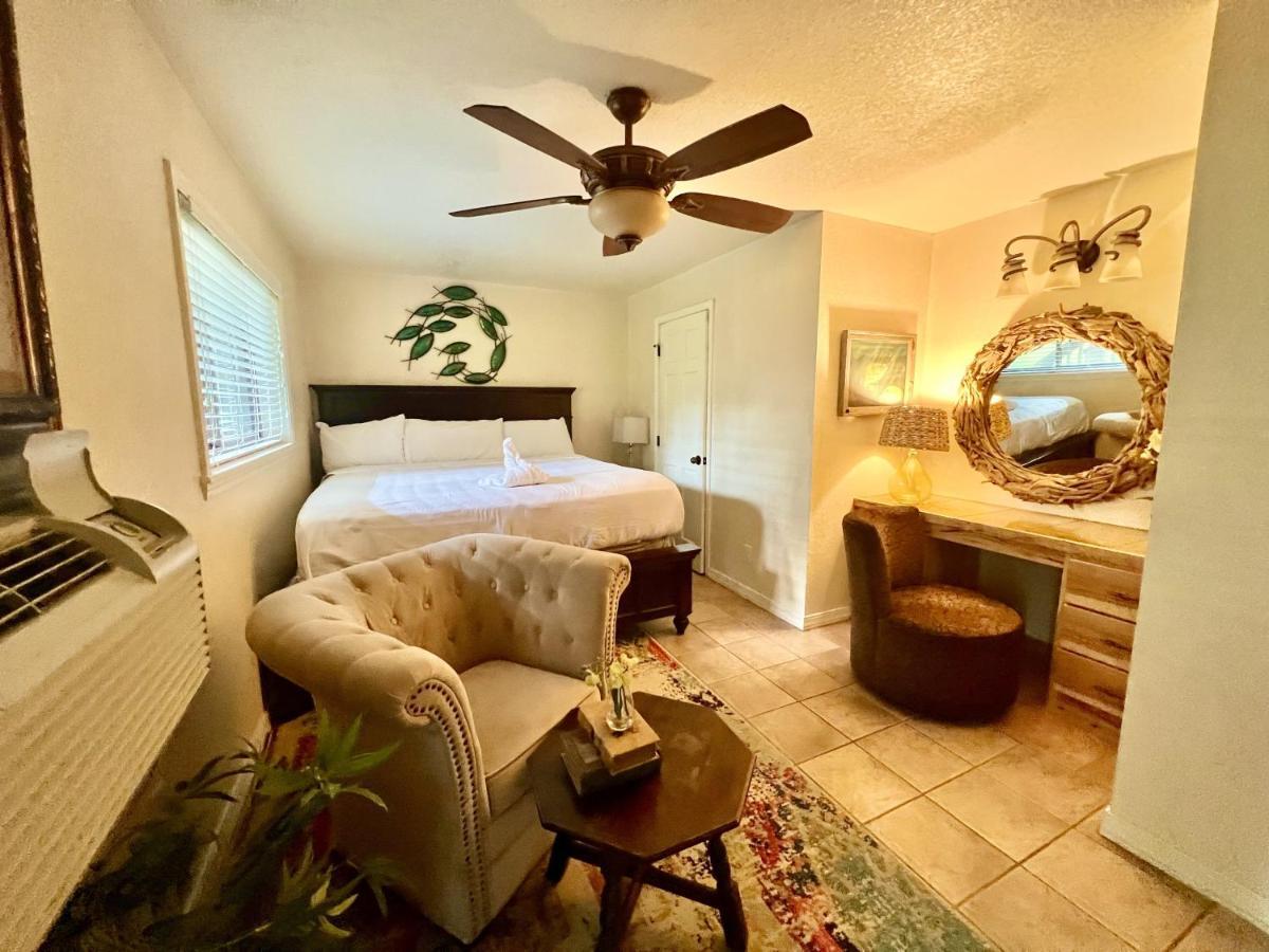 Poolside King Cabana With Full Kitchen, King Bed, Sleeper Sofa And Pool Access, Hotel Room Mount Ida Exterior foto